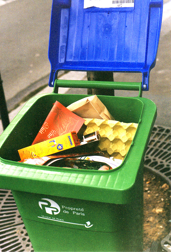 Juin 1993 - La collecte sélective est attenduepar les Parisiens - la poubelle bleue accueille déjà les emballages de la future poubelle jaune