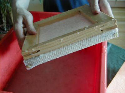 Atelier papier recyclé - Fabrication de la feuille avec la forme